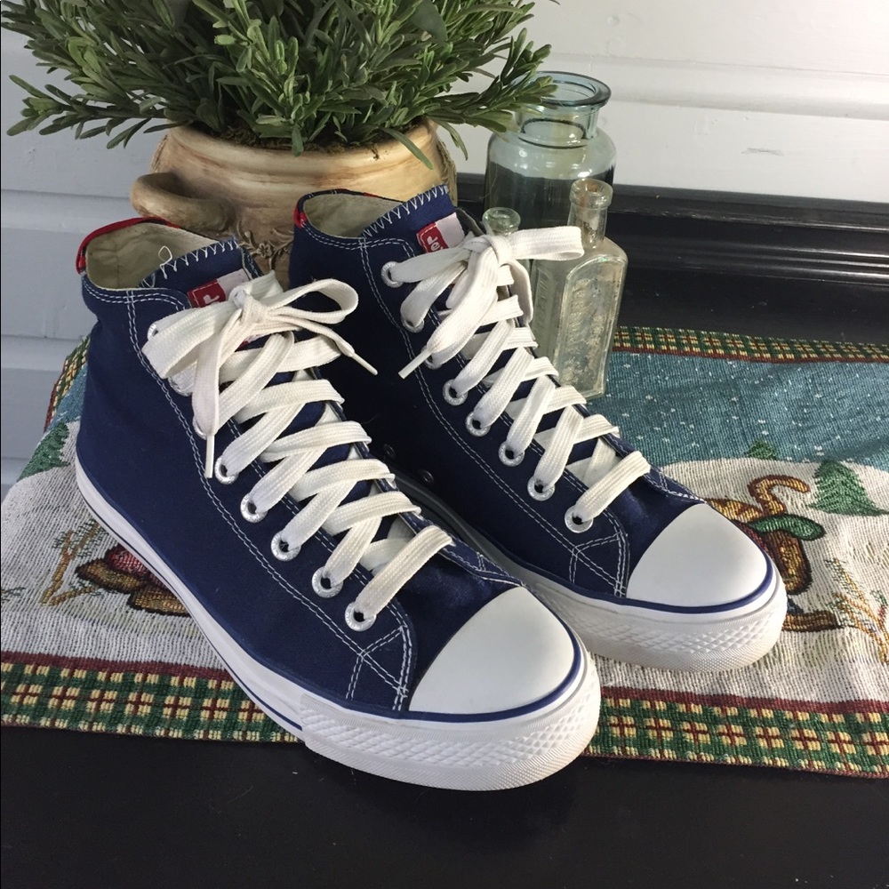 Levi's sneakers 🎉HP🎉